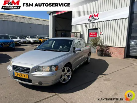 Volvo S60 2.4 Summum Nieuwe koppeling en distributie! Clima, stoelverwarming, trekhaak