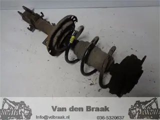 Nissan Micra 1.2 16V 2003-2011 Veerpoot links voor