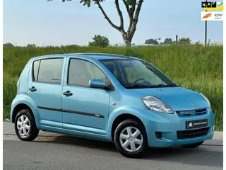 Daihatsu Sirion 2 1.0-12V Trend | Parrot | 4x elek. Ramen | New Apk | NAP | Boekjes