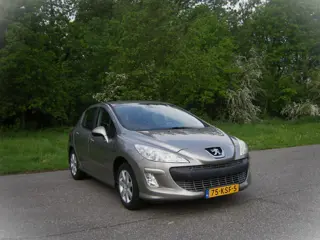 Peugeot 308 1.6 VTi XS . 5 Drs . Trekhaak . Airco . cruiscontrol . PDC . eerste eigenaar .