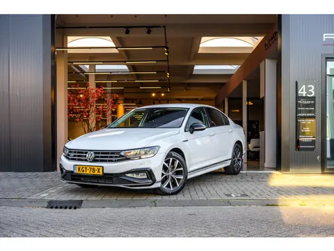 Volkswagen Passat 1.5 TSI R-Line|Camera|Acc|Lane-Assist|Keyless-Entry|
