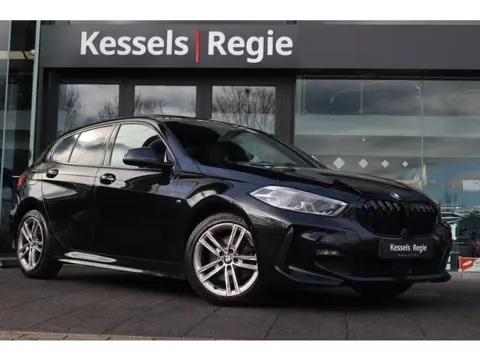 BMW 1-serie 118i M sport Pano M-Seats Memory HuD ACC Camera Ambient CarPlay 17”