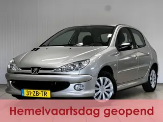 Peugeot 206 1.4 Forever/ D-Riem Verv 170.000KM!/ AIRCO!/ Trekhaak/ 5-Deurs/ C.V.Afstand/ Radio-CD/ E