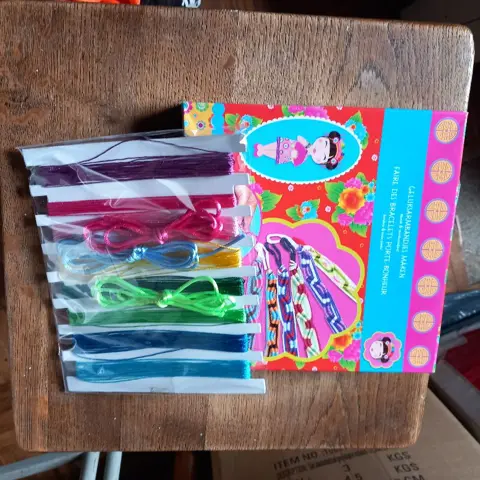 Geluks / vriendschapsarmbandjes maken - nieuw in doos -