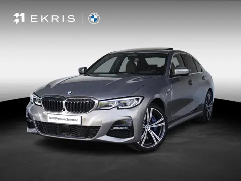 BMW 3 Serie Sedan 330e | High Executive | M Sportpakket | Stuurwielrand Verwarmd | Comfort Access | 