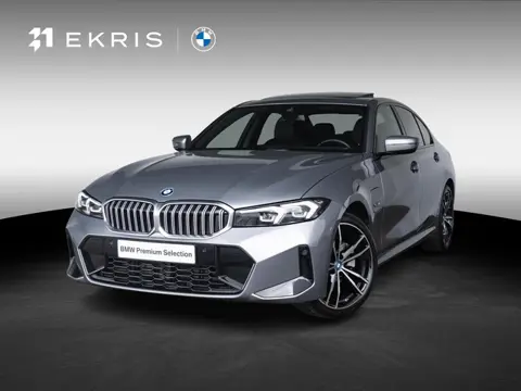 BMW 3 Serie Sedan 330e | M Sportpakket | Achteruitrijcamera | Schuif-/kanteldak | Sportstoelen | Par