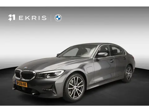 BMW 3 Serie Sedan 320e | Laserlicht | Leder | Navigatie | Active cruise | Trekhaak | Sportstoelen | 