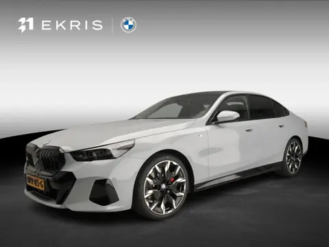 BMW 5 Serie Sedan 520d | M-Sportpakket | LED | Leder | HUD | Trekhaak | Schuifdak | Active cruise | 