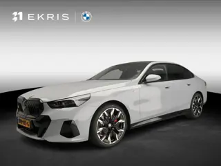 BMW 5 Serie Sedan 520d | M-Sportpakket | LED | Leder | HUD | Trekhaak | Schuifdak | Active cruise | 