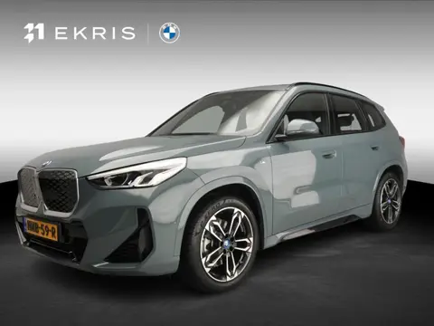 BMW iX1 xDrive30 | M-Sportpakket | LED | Leder | Navigatie | Schuifdak | Stoelverwarming | DAB | Alu