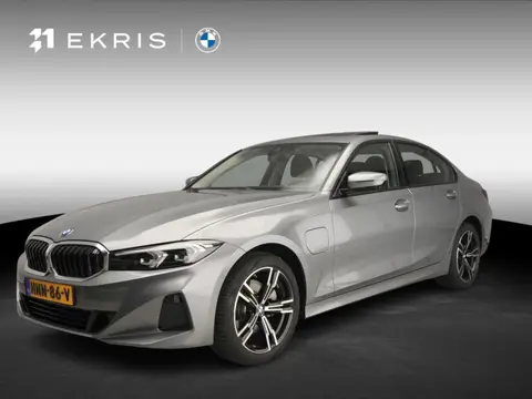 BMW 3 Serie Sedan 330e | LED | HUD | Schuifdak | Stoelverwarming | Surround view | DAB | Alu 18 inch