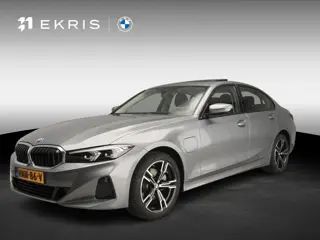 BMW 3 Serie Sedan 330e | LED | HUD | Schuifdak | Stoelverwarming | Surround view | DAB | Alu 18 inch