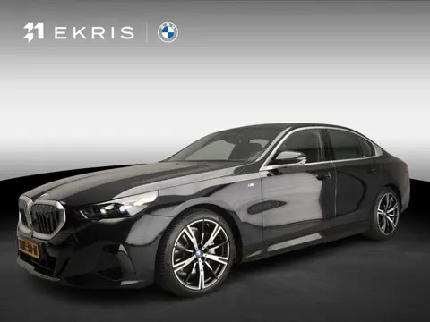BMW i5 Sedan eDrive40 | M-Sportpakket | LED | HUD | Active cruise | Trekhaak | Panoramadak | Comfort