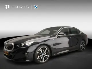 BMW i5 Sedan eDrive40 | M-Sportpakket | LED | HUD | Active cruise | Trekhaak | Panoramadak | Comfort