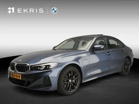 BMW 3 Serie Sedan 330e | LED | Leder | HUD | Schuifdak | Sportstoelen | Stoelverwarming | DAB | Alu 