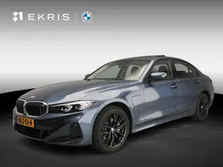 BMW 3 Serie Sedan 330e | LED | Leder | HUD | Schuifdak | Sportstoelen | Stoelverwarming | DAB | Alu 