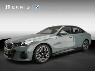 BMW 5 Serie Sedan 530e | M-Sportpakket | LED | Navigatie | Active cruise | Sportstoelen | Stoelverwa