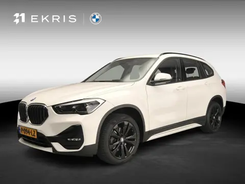 BMW X1 sDrive18i | LED | HUD | Trekhaak | Sportstoelen | Shadow line | DAB | Hifi speakers | Alu 18 