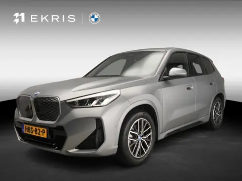 BMW iX1 eDrive20 | M-Sportpakket | LED | Navigatie | Schuifdak | Trekhaak | Elektr. zetels | DAB | H