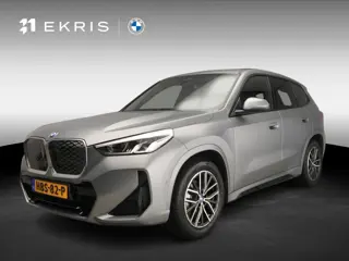 BMW iX1 eDrive20 | M-Sportpakket | LED | Navigatie | Schuifdak | Trekhaak | Elektr. zetels | DAB | H