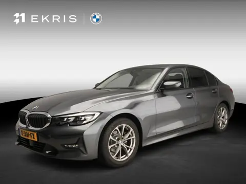 BMW 3 Serie Sedan 318d | LED | Navigatie | Active cruise | Trekhaak | Sportstoelen | DAB | Alu 17 in