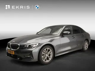 BMW 3 Serie Sedan 318d | LED | Navigatie | Active cruise | Trekhaak | Sportstoelen | DAB | Alu 17 in