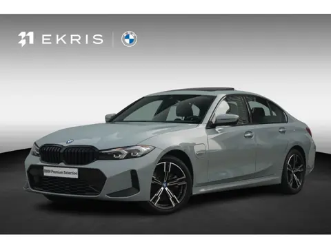 BMW 3-serie 330e M Sport | Schuif-kanteldak / HIFI / 18 Inch / Achteruitrijcamera / Stoelverwarming