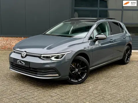 Volkswagen Golf 1.5 eTSI IQ.Light Panoramadak l Camera l Stoelverwarming l sfeerverl