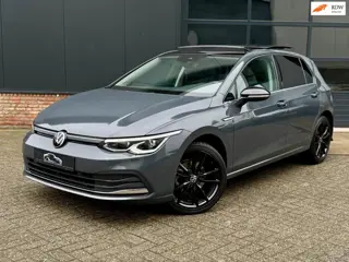 Volkswagen Golf 1.5 eTSI IQ.Light Panoramadak l Camera l Stoelverwarming l sfeerverl