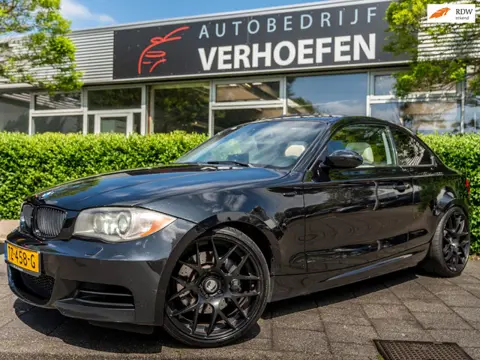 BMW 1-serie Coupé 135i High Executive - M SPORT - 306PK - CARPLAY - XENON - LEDER - CLIMATE / CRUISE