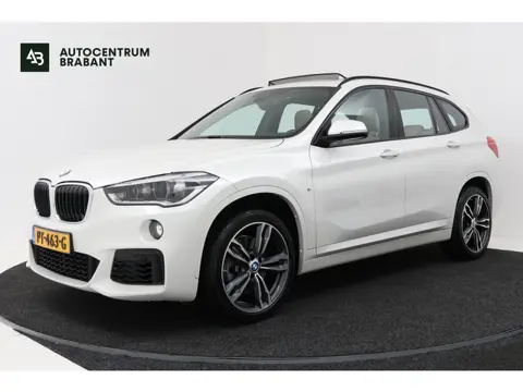 BMW X1 SDrive20i High Executive M Sport (PANORAMADAK, M-PAKKET, HEAD-UP, STOELVERWARMING, DEALER OND