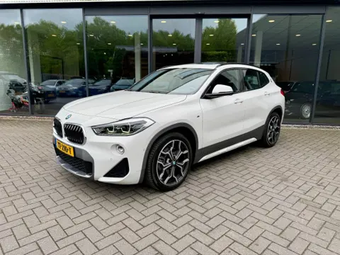 BMW X2 sDrive20i 192pk M-Sport,LED,Schuifdak,HUD,NaviPro,Stoelverw,Dealer OH,Clima,Cruise,