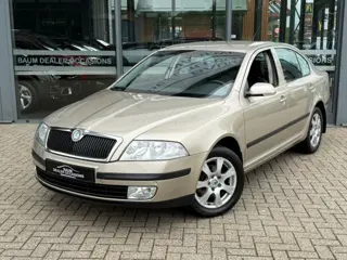 SKODA OCTAVIA 1.6 ELEGANCE AUTOMAAT AIRCO LEER PDC