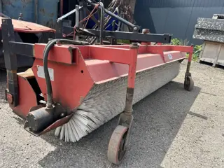 Veeg machine achter tractor / hydraulisch aangedreven / hoek verstelbaar