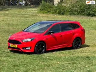 Ford Focus Wagon 1.5 150pk ST-Line / Stuur + Stoelverw / Black Pack / Goede opties & Erg Netjes!