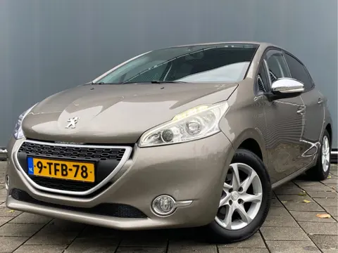 Peugeot 208 BWJ 2014 | 1.2 VTi 82PK Urban Soul | AIRCO | TREKHAAK | CRUISE | PDC | PRIVACY GLASS | L