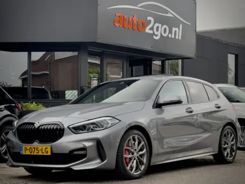 BMW 1-serie 120i 2.0 AUT7 M-SPORT 179PK PANODAK LEDER NAVI DIGI-DASH APPLLE-CARPLAY LED LMV PDC