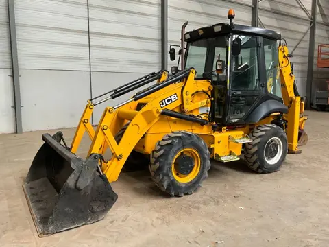 JCB 2 CX Streetmaster 4 WS (bj 2011)
