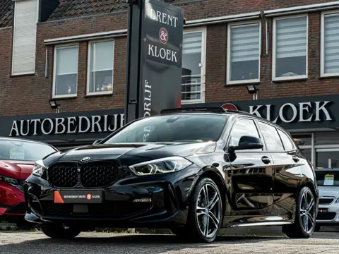 BMW 1-serie 118i Corporate High Exe M-Sport ORG NL PANO HARMAN KARDON HUD CAMERA SHADOW 18 INCH LEDE