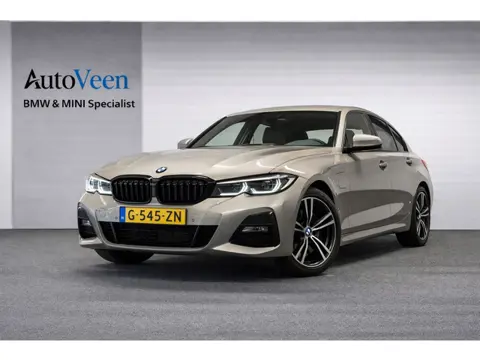 BMW 3-serie 330e eDrive Edition (M-SPORT, PANO, LEDER, NL AUTO, CAMERA, LED)