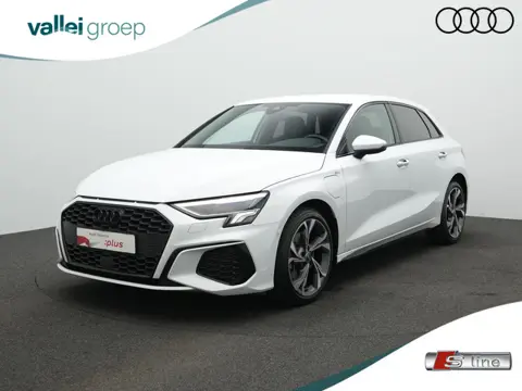 Audi A3 Sportback 40 TFSI e 204 pk S-Line | Adaptive Cruise | Stoelverwarming | Navigatie | Parkeers