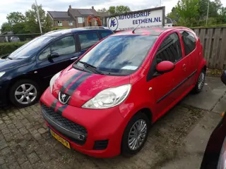 Peugeot 107 1.0-12V XS geen riem maar ketting wat blanke lak van af