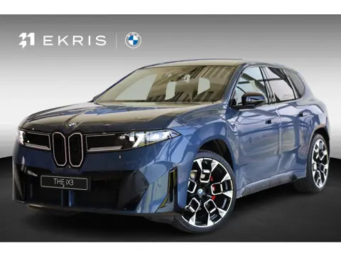 BMW iX3 50 xDrive M Sportpakket Pro | Iconic Glow | Trekhaak | Panoramadak | Innovation Pack