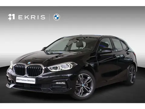 BMW 1 Serie 118i | SportLine | Leder | Stoelverwarming | Camera | Parkeersensoren voor en achter