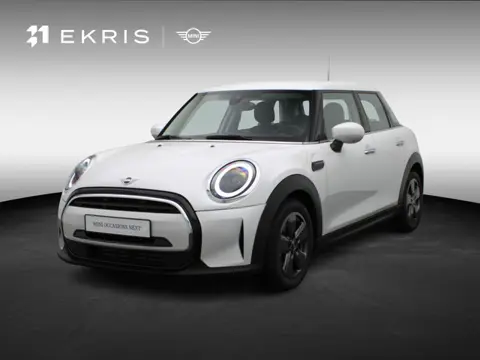 MINI 5-deurs Cooper Classic + Balance Pack + PDC Achter + LED Koplampen + DAB + 16''