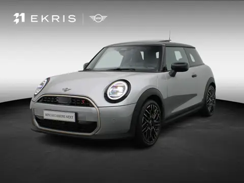 MINI 3-Deurs Cooper S Favoured Trim | Pakket M | Glazen Panoramadak | Stuur- en stoelverwarming | Co