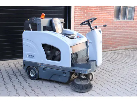 Nilfisk SE4000B veegmachine elektrische hooglosser