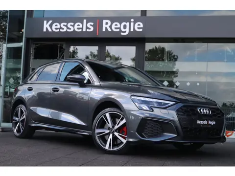 Audi A3 Sportback 45 TFSI e S-line Competition | ACC | Keyless | Stoelverwarming | Sensoren | CarPla