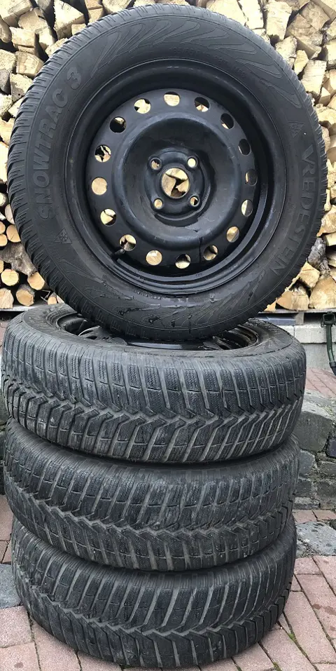 Winterbanden set op KIA velg 185 / 65 / R15 88T, ET36. Vredestein Snowtrac 3 M&S.
