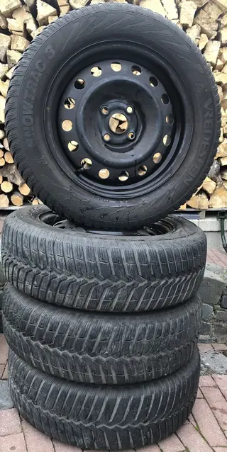 Winterbanden set op KIA velg 185 / 65 / R15 88T, ET36. Vredestein Snowtrac 3 M&S.